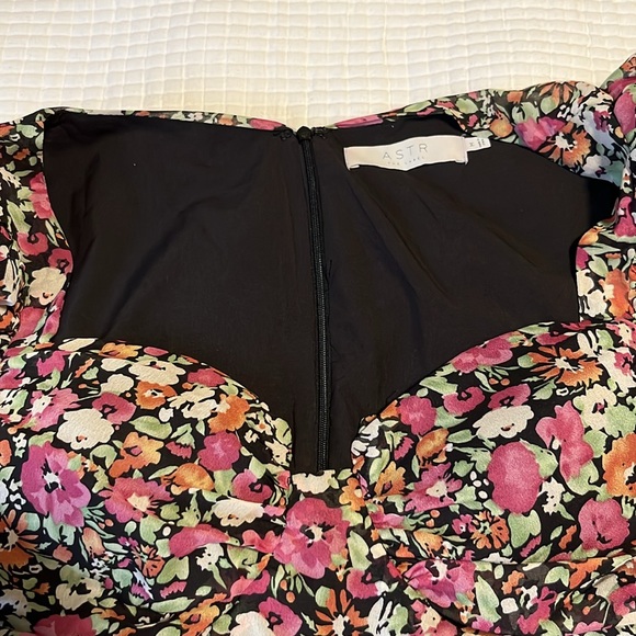 ASTR Rouched Dress - Picture 4 of 5